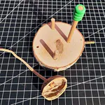 Holzstäbe & Walnusshälfte Holzstäbe & Walnusshälfte